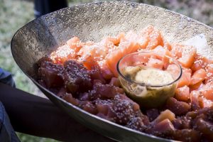 Nuestros dados de salmón con salsa de eneldo, perfectos para hábitos de vida saludable
